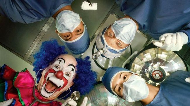 clown-in-operating-room1